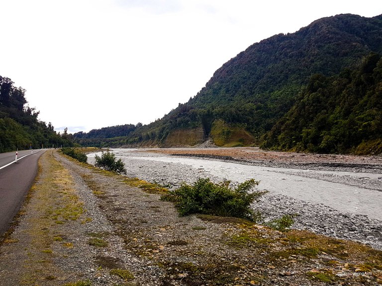 Te Ara a Waiau Walkway along Waiho River